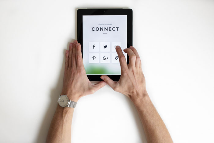 Why Digital Business Cards Are A Better Choice Than Paper Cards?
